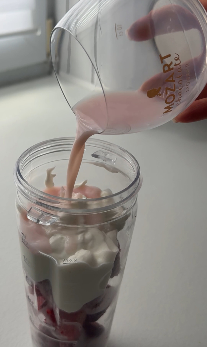 Идеи для летнего десерта: алкогольное мороженое с изюминкой