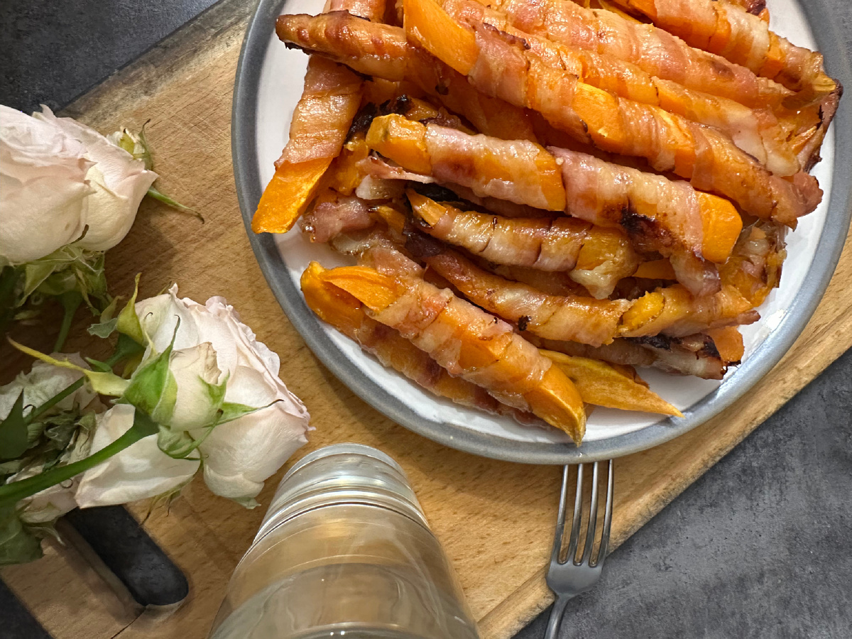 Запеченный батат в беконе: идеальная закуска к празднику