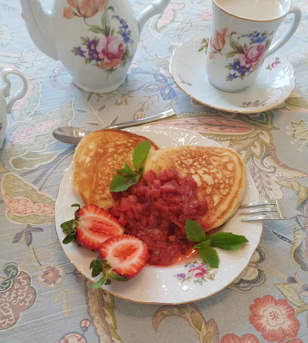 Соблазнительное утро: фантастические оладьи с клубничным соусом