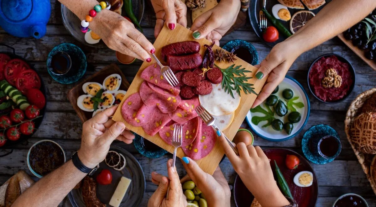 Как правильно хранить колбасы: советы для выбора и сроков