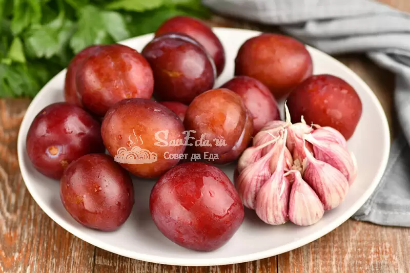 Необычное сочетание: как приготовить сливу с чесноком для гурманов