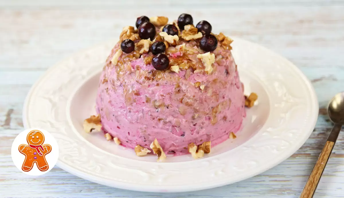 Наслаждайтесь летним вкусом: творожное мороженое с ягодами и орехами