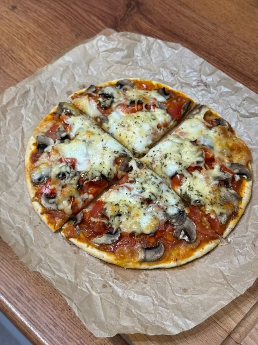 Легкий и быстрый способ приготовить пиццу с грибами и помидорами