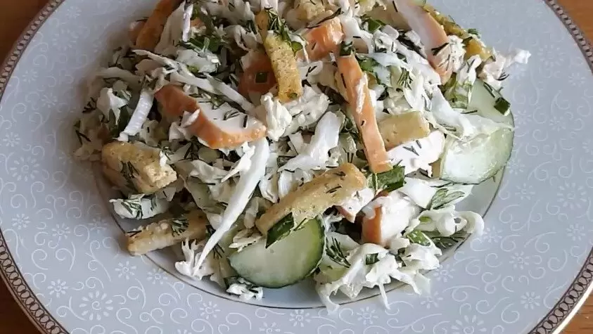 Потрясающий салат с пекинской капустой и копченой курицей: легко и быстро