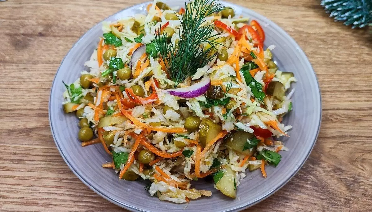Осень на столе: свежий и яркий салат из капусты наполнит вечер