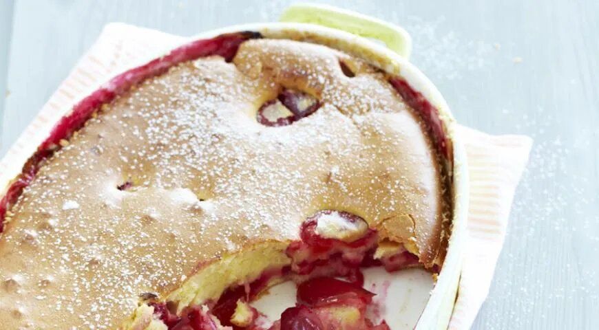 Шарлотка со сливами: как приготовить вкусный десерт для всех любителей выпечки