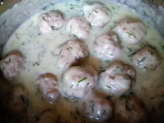 Вкусные фрикадельки в мягком сливочном соусе, которые подойдут к любому гарниру
