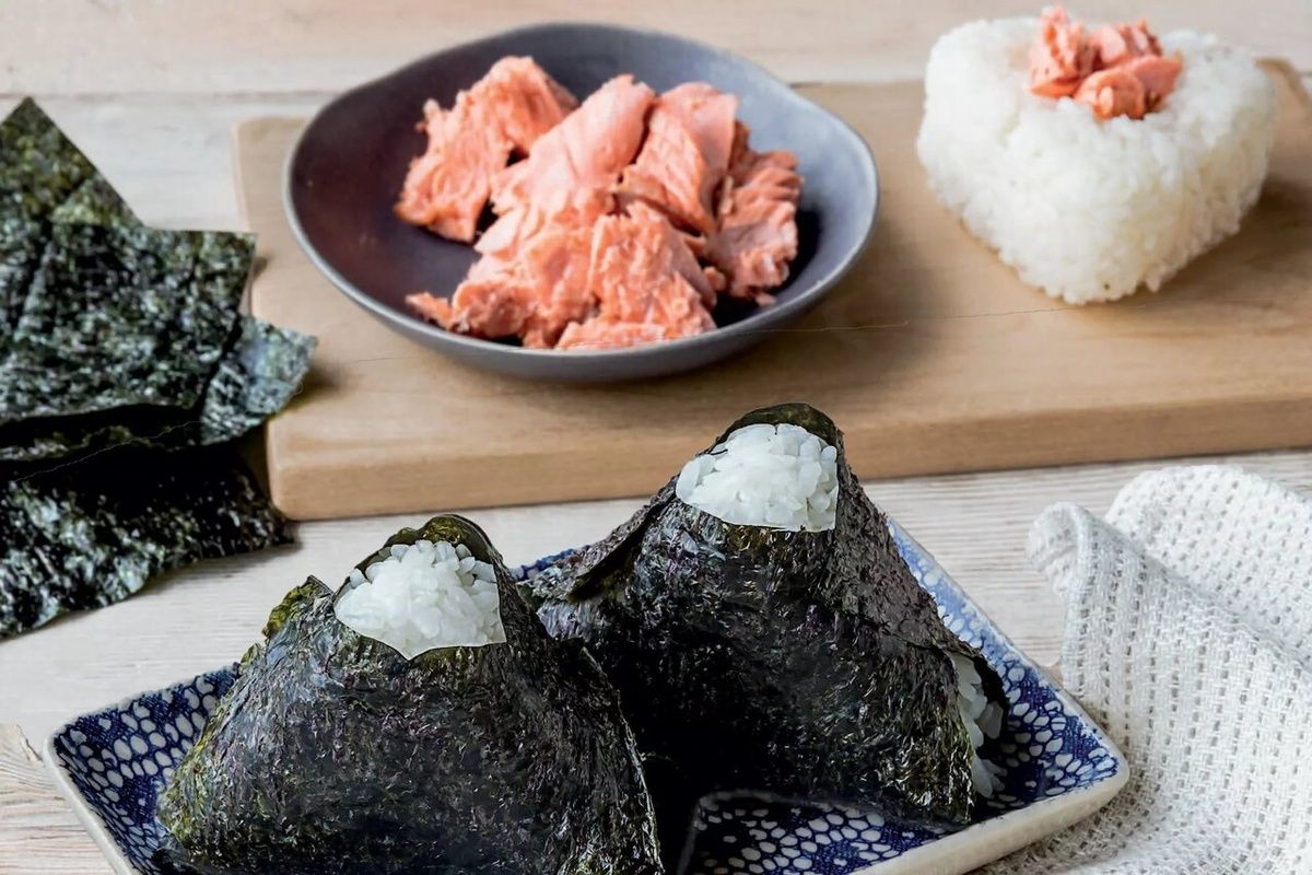 Онигири: история, традиции и современные вкусы японского перекуса