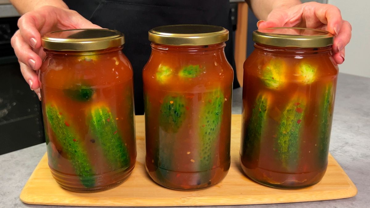 Невероятно вкусные огурцы с кетчупом чили: секреты зимней консервации